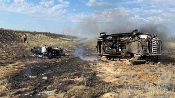 Машины сгорели на трассе в Актюбинской области Машины сгорели на трассе в Актюбинской области