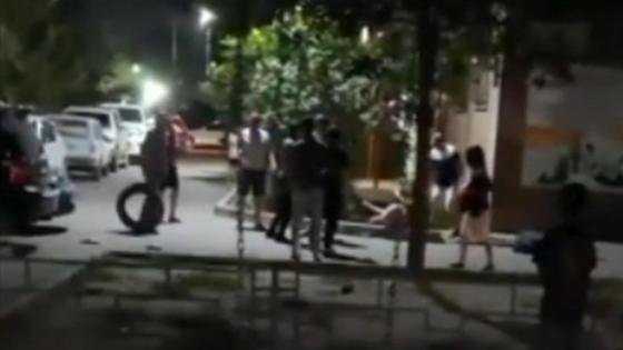 Мужчины спорят и дерутся на улице Мужчины спорят и дерутся на улице