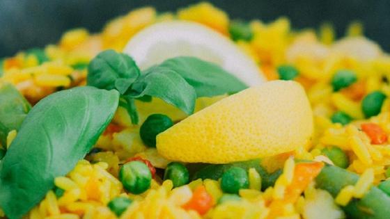 Готовая паэлья с долькой лимона Готовая паэлья с долькой лимона