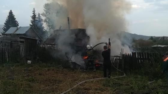 Пожарные тушат пожар Пожарные тушат пожар