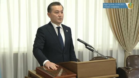 Сериккали Брекешев приносит присягу Сериккали Брекешев приносит присягу
