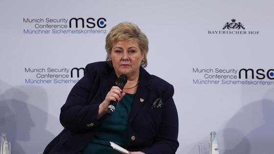 Эрна Сульберг говорит в микрофон Эрна Сульберг говорит в микрофон