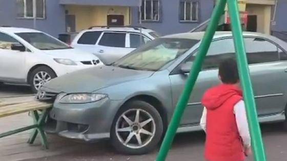 Авто врезалось в скамейку на детской площадке Авто врезалось в скамейку на детской площадке