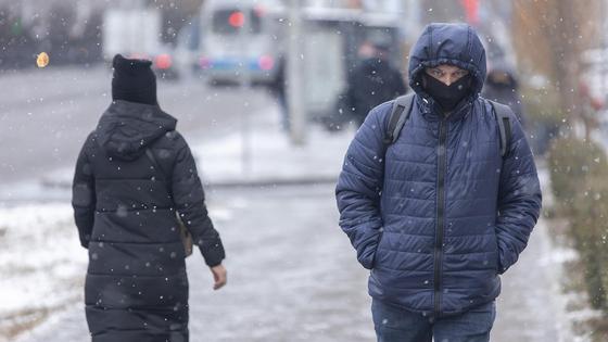 Люди идут по дороге зимой Люди идут по дороге зимой