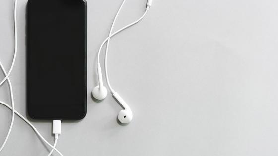 Смартфон с наушниками Смартфон с наушниками