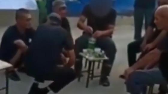 Группа мужчин собралась вокруг табурета Группа мужчин собралась вокруг табурета