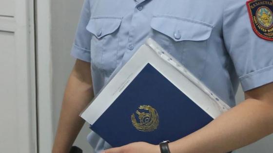 Полицейский держит бумаги в руках Полицейский держит бумаги в руках
