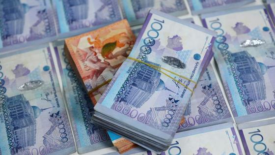 Связки денежных банкнот лежат друг на друге Связки денежных банкнот лежат друг на друге