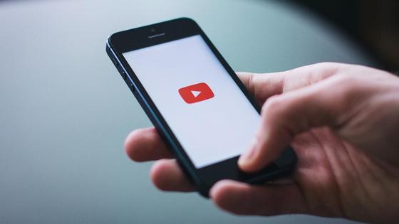 Открытое приложение YouTube на телефоне Открытое приложение YouTube на телефоне
