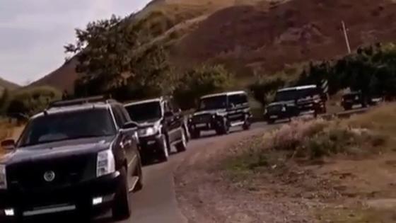 Свадебный кортеж едет по дороге в Алматинской области Свадебный кортеж едет по дороге в Алматинской области