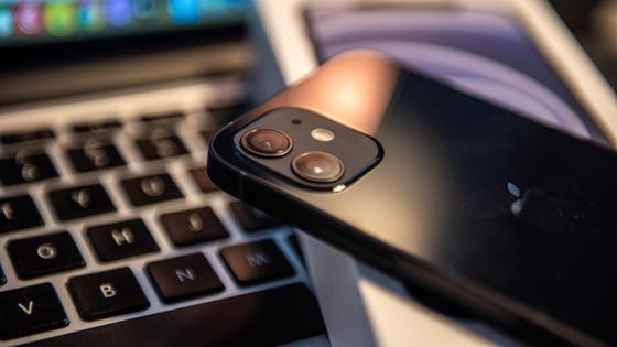 iPhone лежит на коробке iPhone лежит на коробке