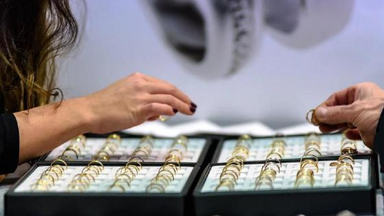Кольца в ювелирном магазине Кольца в ювелирном магазине