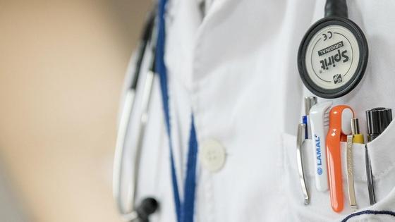 Врач принимает пациента Врач принимает пациента
