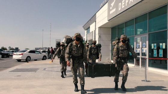 Военные несут груз Военные несут груз