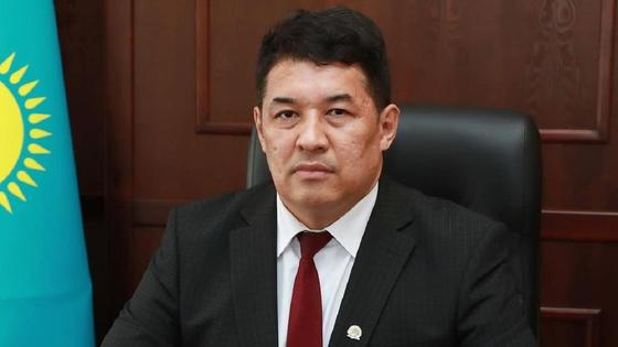 Ержан Иманслям сидит за столом Ержан Иманслям сидит за столом