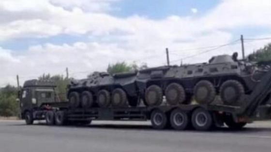 Военную технику перевозят на грузовике Военную технику перевозят на грузовике
