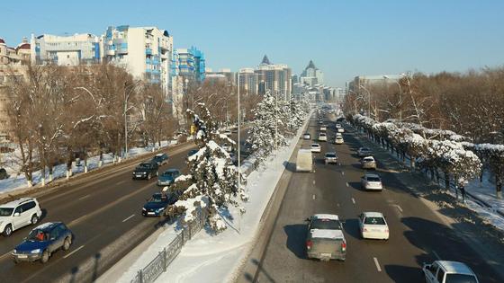 Участок проезжей части на улице Аль-Фараби. Вид сверху Участок проезжей части на улице Аль-Фараби. Вид сверху