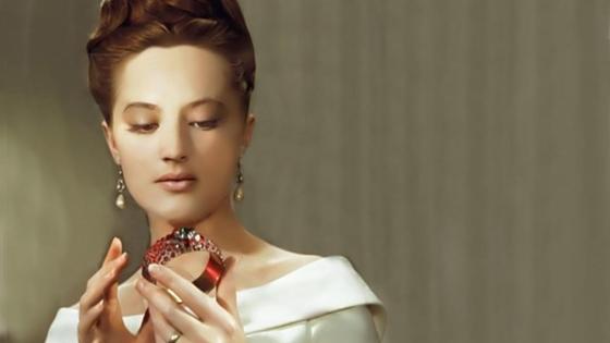 девушка держит в руках гранатовый браслет девушка держит в руках гранатовый браслет