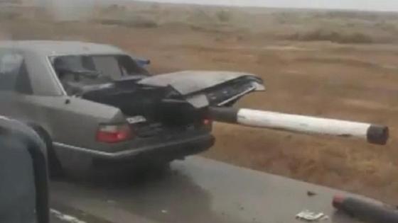 Авто насквозь пробило на дороге Авто насквозь пробило на дороге