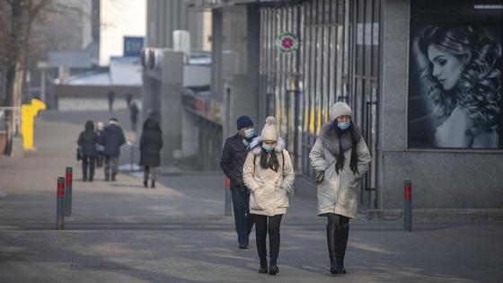 Девушки в масках идут по улице Девушки в масках идут по улице