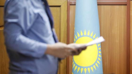 Прокурор зачитывает обвинительный акт на суде Прокурор зачитывает обвинительный акт на суде