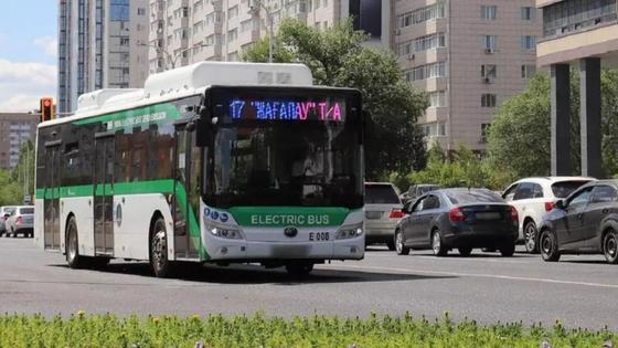 Автобус едет по проезжей части Автобус едет по проезжей части