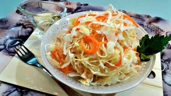 Квашеная капуста на тарелке Квашеная капуста на тарелке