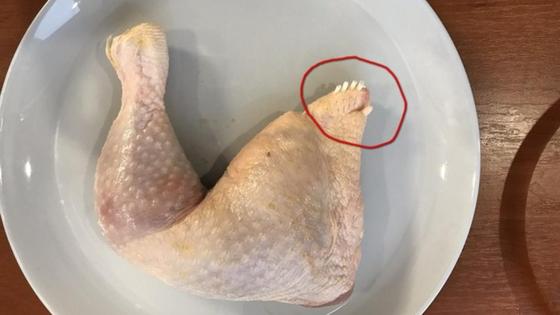 Туша курицы лежит на тарелке Туша курицы лежит на тарелке