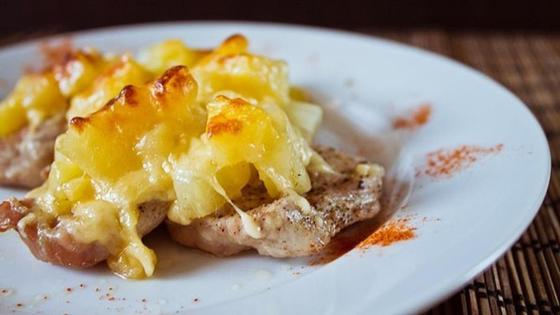Мясо по-французски на тарелке Мясо по-французски на тарелке