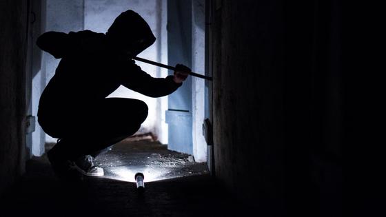 Вор проникает в жилище Вор проникает в жилище