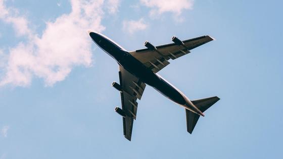 Самолет летит в воздухе Самолет летит в воздухе
