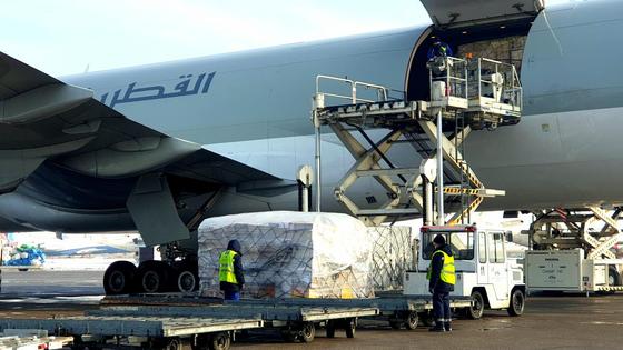 Самолет разгружают в аэропорту Самолет разгружают в аэропорту