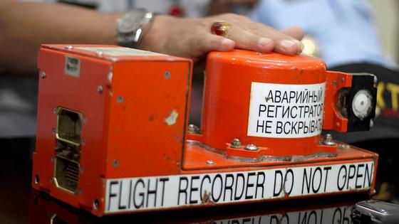 Человек положил руку на бортовой самописец Человек положил руку на бортовой самописец