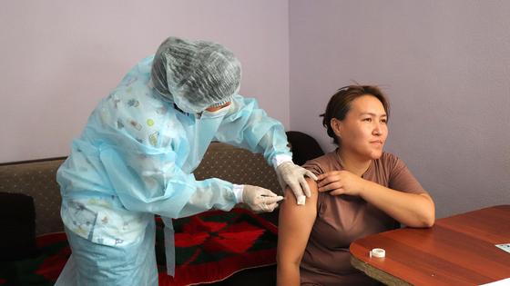 Женщине делают вакцину на дому Женщине делают вакцину на дому