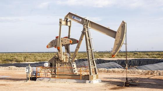 Нефтяная вышка стоит в поле Нефтяная вышка стоит в поле