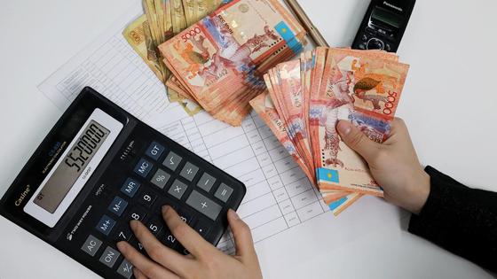 Женщина держит в руках деньги Женщина держит в руках деньги