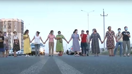 Люди перекрыли дорогу Люди перекрыли дорогу