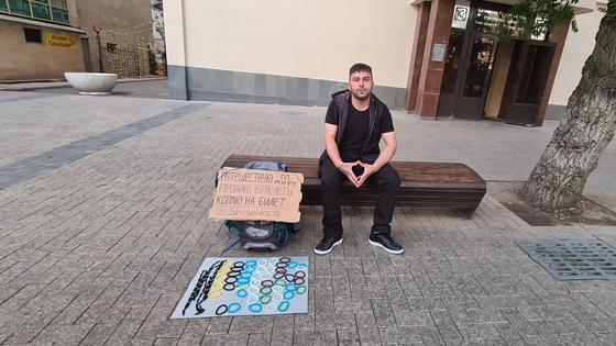 Иностранцы продают браслеты Иностранцы продают браслеты