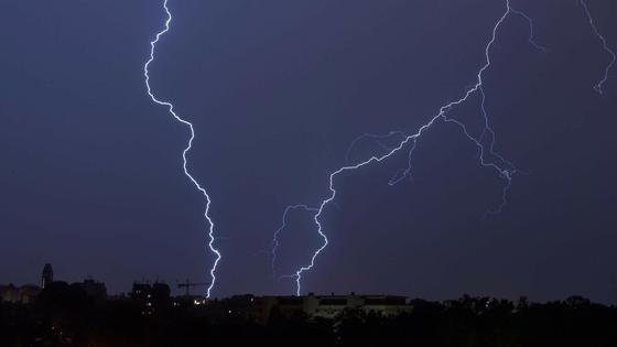Молнии во время грозы Молнии во время грозы