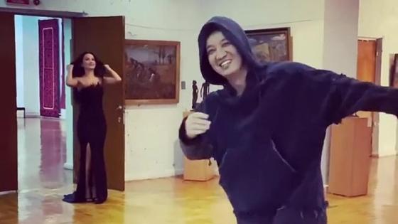 Айкын с супругой. Кадр из видео Айкын с супругой. Кадр из видео