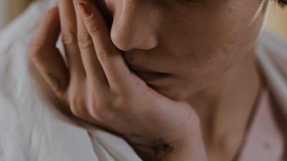 Девушка вытирает с лица слезы Девушка вытирает с лица слезы
