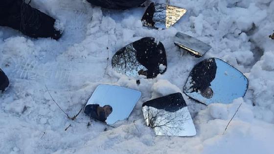 Автозеркала лежат на снегу Автозеркала лежат на снегу