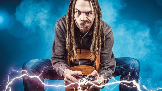 Парень играет через джойстик Парень играет через джойстик