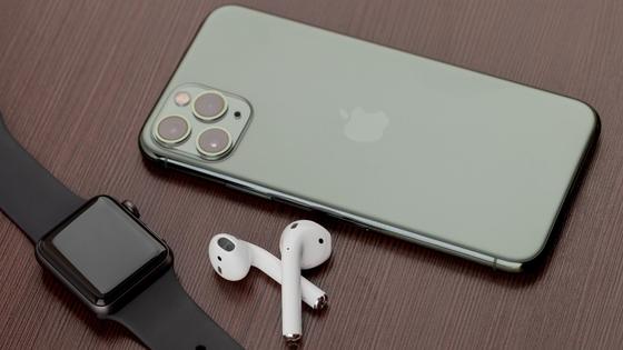 iPhone, Watch и AirPods лежат на столе iPhone, Watch и AirPods лежат на столе