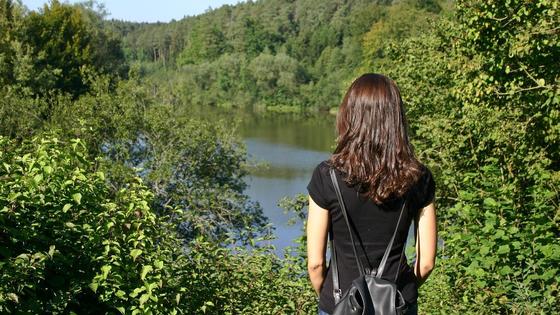 девушка смотрит на воду девушка смотрит на воду