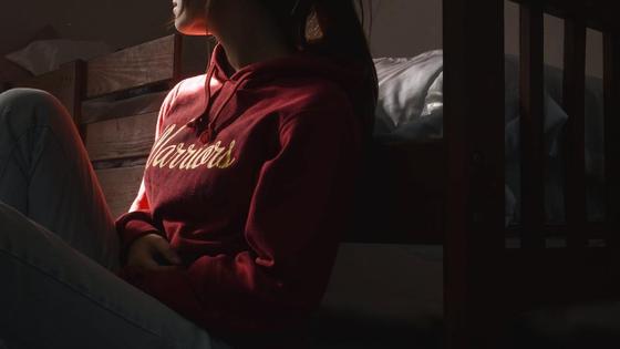 Грустная девушка сидит возле кровати Грустная девушка сидит возле кровати