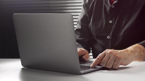 Мужчина работает за ноутбуком Мужчина работает за ноутбуком