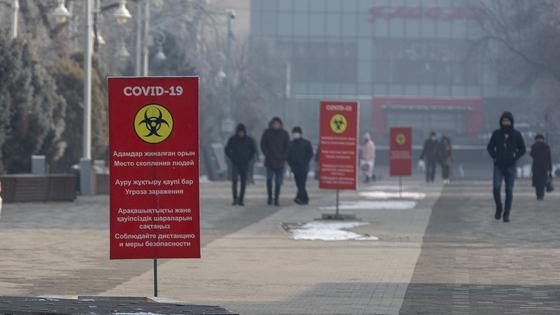 Красный баннер с предупреждением о коронавирусе Красный баннер с предупреждением о коронавирусе