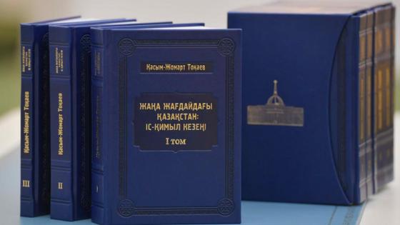 Книги стоят в ряд Книги стоят в ряд