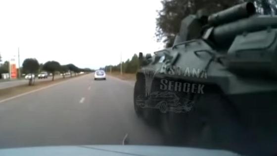 БТР врезается в легковой автомобиль БТР врезается в легковой автомобиль